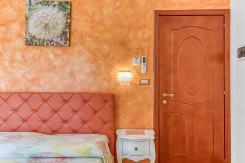 a bedroom with a bed and a wooden door at bed and breakfast Tallyho in Salve