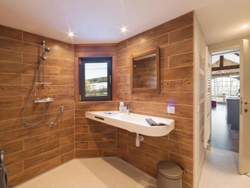 博蘭的住宿－Clos Du Ry De Snaye，一间带水槽和淋浴的浴室