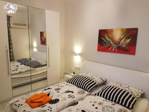 Postel nebo postele na pokoji v ubytování Laura White Tower Apartment