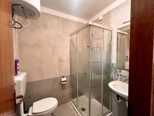 a bathroom with a shower and a toilet and a sink at Solarium e area Giochi - Vicino ad Asiago - Garage in Roana