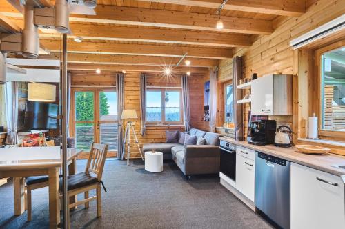 a kitchen and living room in a log cabin at Chalets zum Latschen in Mauth