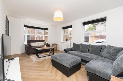Large Modern Home, Free Parking, Families and Contractors Welcome photo 6