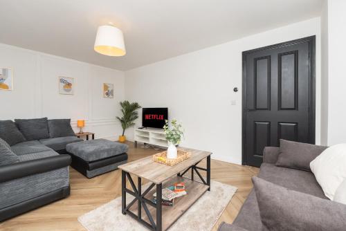 Large Modern Home, Free Parking, Families and Contractors Welcome photo 12