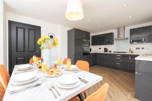 Large Modern Home, Free Parking, Families and Contractors Welcome photo 17