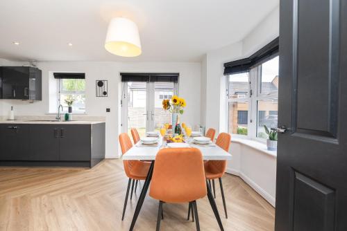 Large Modern Home, Free Parking, Families and Contractors Welcome photo 14