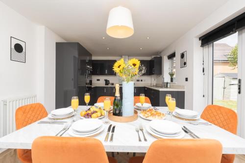 Large Modern Home, Free Parking, Families and Contractors Welcome photo 16