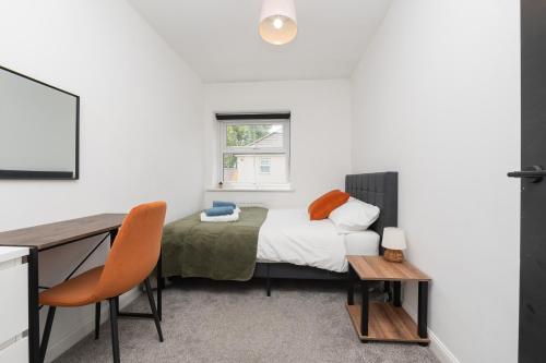 Large Modern Home, Free Parking, Families and Contractors Welcome photo 3