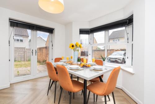Large Modern Home, Free Parking, Families and Contractors Welcome photo 5