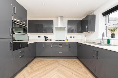 Large Modern Home, Free Parking, Families and Contractors Welcome photo 15