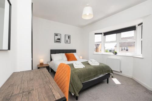 Large Modern Home, Free Parking, Families and Contractors Welcome photo 13