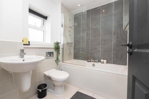 Large Modern Home, Free Parking, Families and Contractors Welcome photo 4