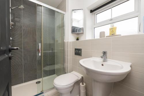 Large Modern Home, Free Parking, Families and Contractors Welcome photo 9
