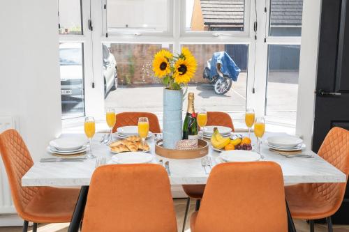 Large Modern Home, Free Parking, Families and Contractors Welcome photo 18