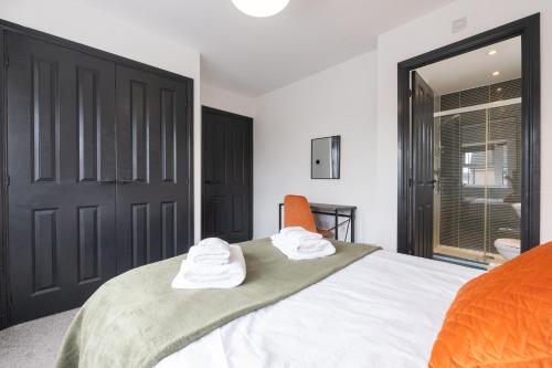Large Modern Home, Free Parking, Families and Contractors Welcome photo 19