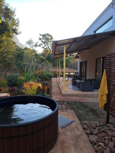 a large tub of water in front of a house at The Bird House in Kampersrus AH