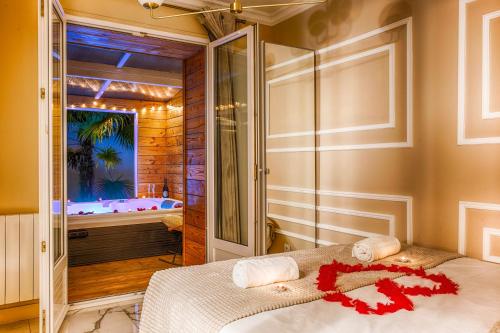 una camera con letto e vista su una vasca di Casa Gauda, Jacuzzi, détente et sérénité a Falaise