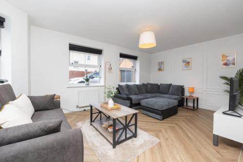 Large Modern Home, Free Parking, Families and Contractors Welcome photo 10