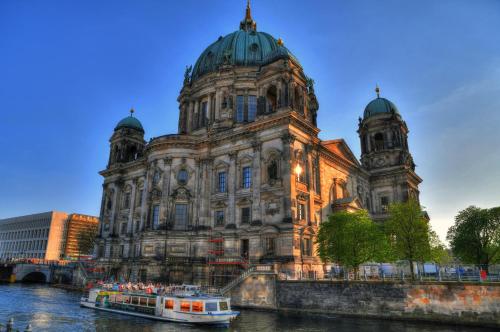 a boat in the water in front of a building at Garner Hotel Berlin - Schöneberg by IHG in Berlin