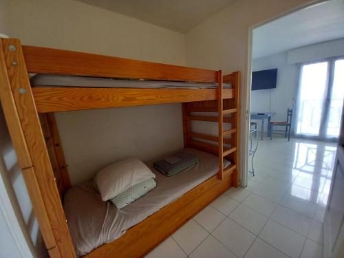 Port Frejus, joli studio cabine bien equipe, clima