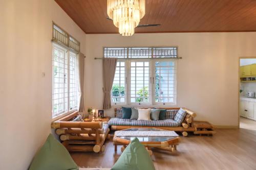Ruang duduk di Calma Villa at Cipanas, Bogor