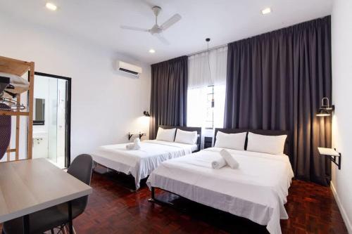 Una habitación de hotel con dos camas y una ventana. en Bukit Damansara Terrace, en Kuala Lumpur