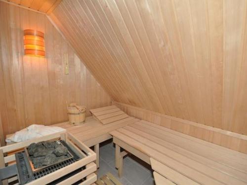 a small sauna with a bench in a room at Altes Pastorat Appartement Altes Pastorat 6 in St. Peter-Ording