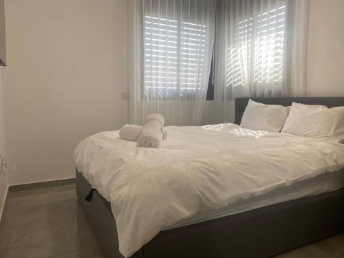 Postel nebo postele na pokoji v ubytování SeaNest Eilat