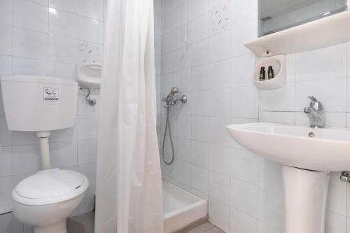 Ένα μπάνιο στο Anamar Zante 4 Star Hotel