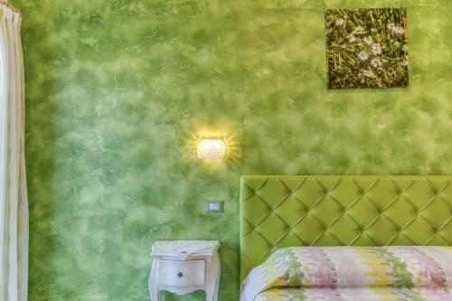 a bedroom with a bed and a green wall at bed and breakfast Tallyho in Salve