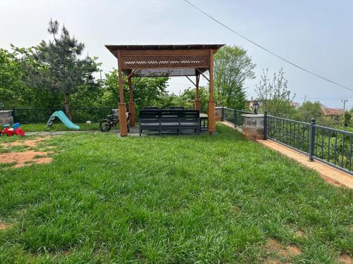 Κήπος έξω από το MAVİ HOLİDAY