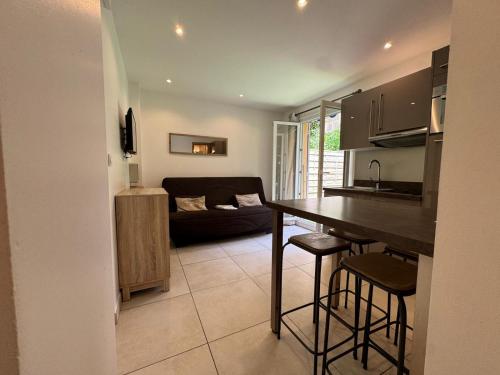 une cuisine et un salon avec une table et un canapé dans l'établissement CONGRES - Appartement 4 personnes grande terrasse dans le Carré d'Or à Nice, à Nice