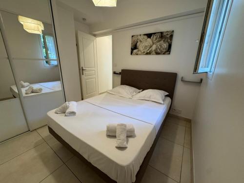 une petite chambre avec un lit avec des serviettes dessus dans l'établissement CONGRES - Appartement 4 personnes grande terrasse dans le Carré d'Or à Nice, à Nice