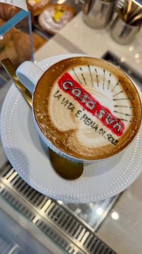 une tasse de café sur un plateau sur une table dans l'établissement Casa SUN, à Civitanova Marche