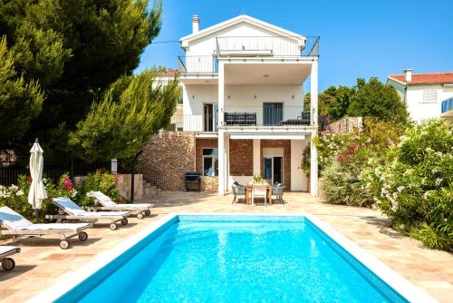 Spacious new villa with pool above the pristine beach - FIRST SEASON PRICING!!!