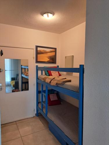 Un dormitorio con dos literas en una habitación. en Sanary Bandol plein SUD, en Sanary-sur-Mer