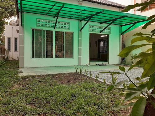 En have udenfor A two-bedroom home with natural light and green environment