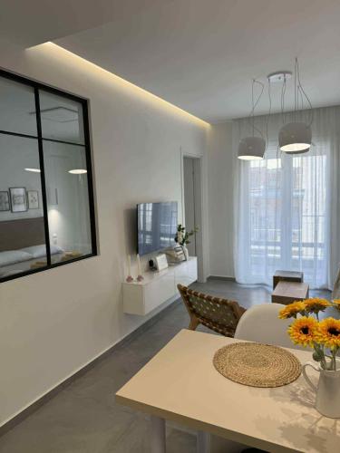 Μια τηλεόραση ή/και κέντρο ψυχαγωγίας στο Kassandrou loft