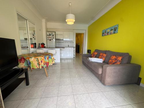 un salon avec un canapé et une cuisine dans l'établissement NEREIDES - Appartement 4 personnes avec Vue Mer exceptionnelle à Villefranche-sur-Mer, à Villefranche-sur-Mer