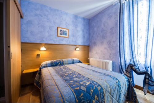 Llit o llits en una habitació de Hôtel Bel'Air