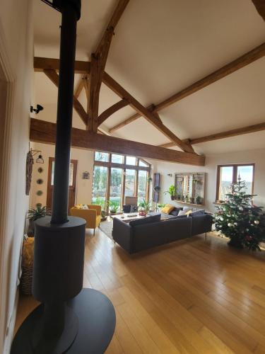 - un salon avec un poêle à bois au milieu dans l'établissement La caronnière, à Mervent