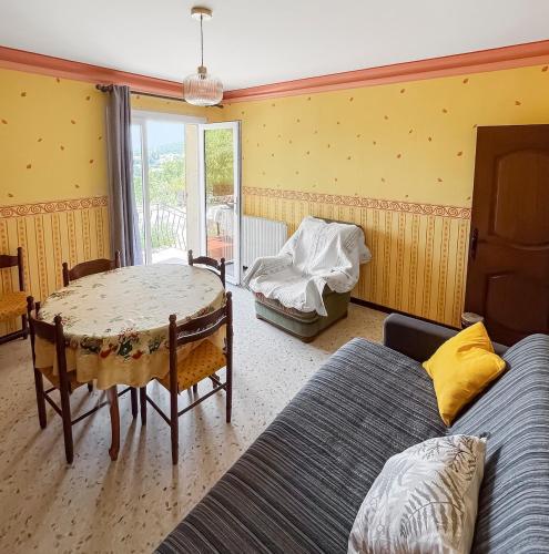 un salon avec un lit, une table et un canapé dans l'établissement Les Terrasses de l'Adrech, à Banon