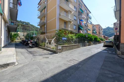 an empty street next to a tall building at 320 - Casa Scorcio di Mare A due passi dal centro e dal mare di Riva Trigoso in Riva Trigoso