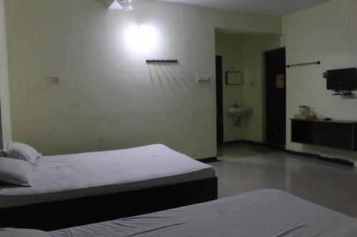 Cama o camas de una habitación en Aishvarya Residency