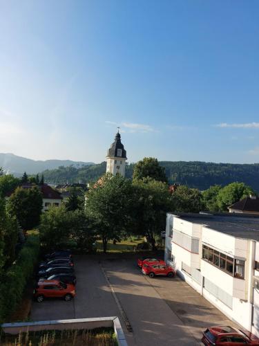 a parking lot with cars parked in front of a building at Exklusive Penthousewohnung im Stadtzentrum in Sankt Veit an der Glan