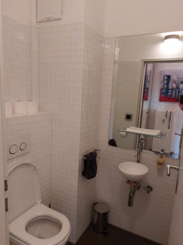 a white bathroom with a toilet and a sink at Exklusive Penthousewohnung im Stadtzentrum in Sankt Veit an der Glan