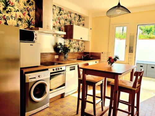 Kuchnia lub aneks kuchenny w obiekcie La Brainoise Maison familiale chaleureuse avec jardin et plage sauvage
