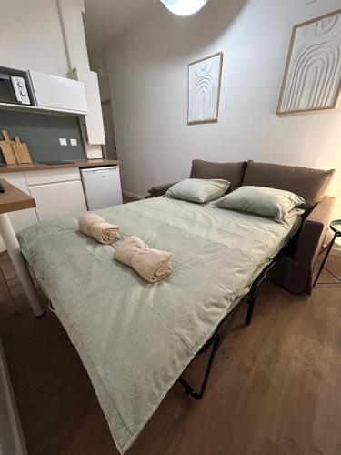 un lit avec deux oreillers dessus dans une chambre dans l'établissement Au pied du château, à Lourdes