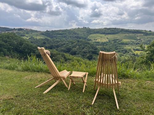 twee houten stoelen bovenop een veld bij La Cubanita in Kojsko