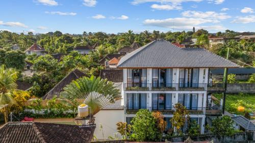 een luchtfoto van een huis in een buitenwijk bij Palermo Suites by Betterplace in Ubud