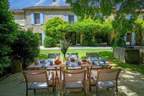 une table dans la cour d'une maison dans l'établissement Mas du Micocoulier, à Paradou